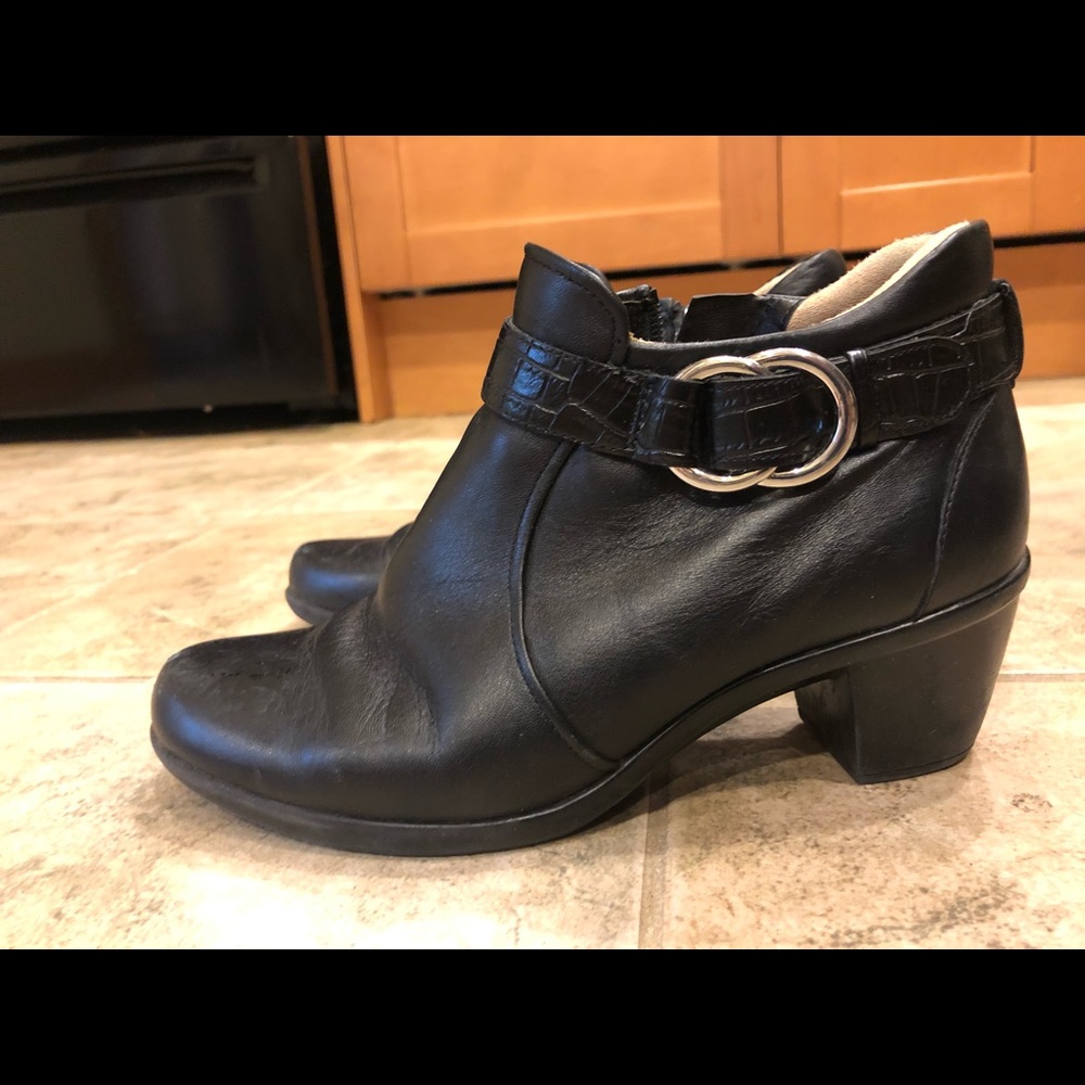Naturalizer black leather boots